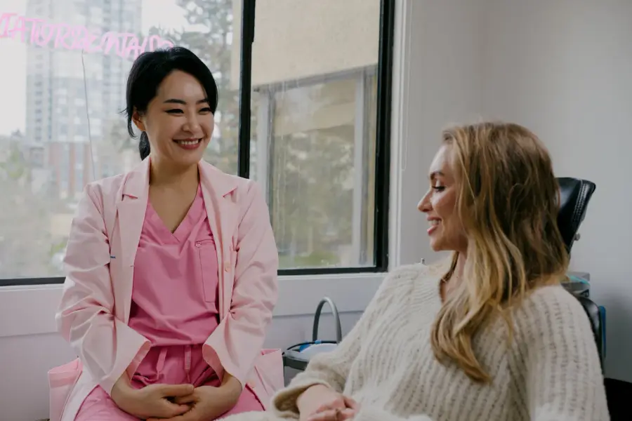 Aviator Dental Hygiene에서 위생사가 차분한 분위기에서 구강 클리닝을 진행하는 모습